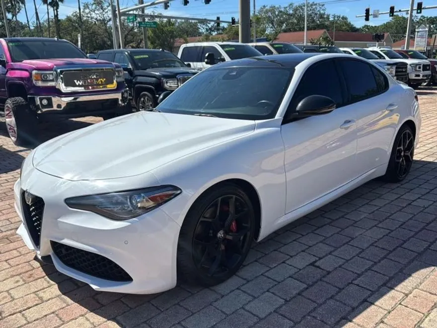 2020 Alfa Romeo Giulia Sport photo 1