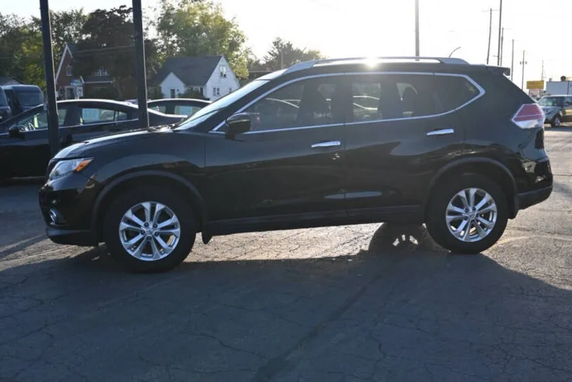 2015 Nissan Rogue SV photo 1