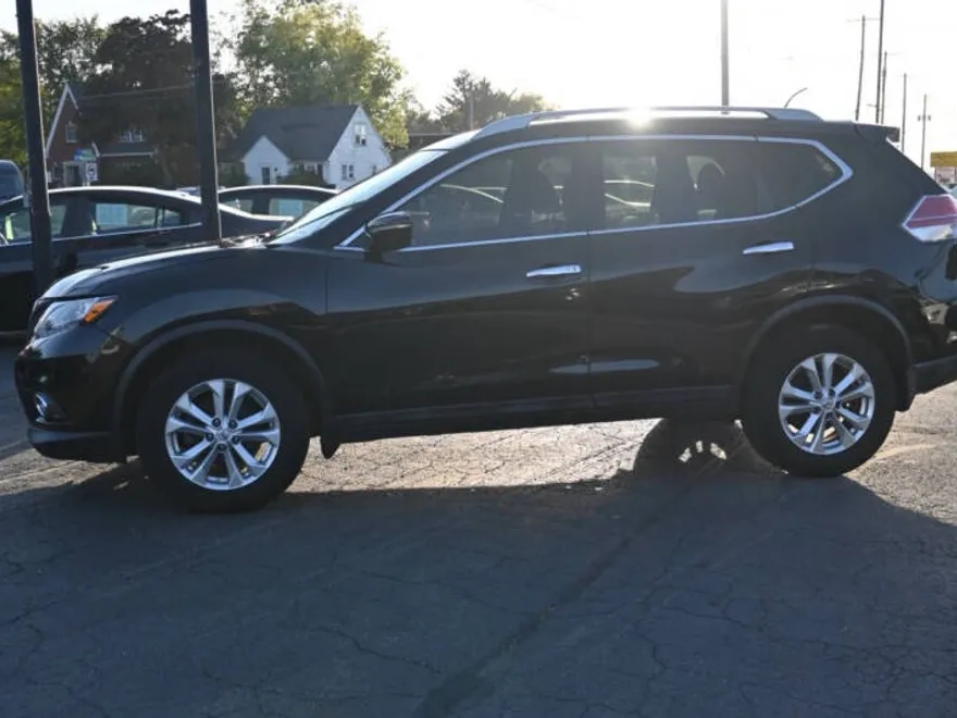 2015 Nissan Rogue SV photo 1