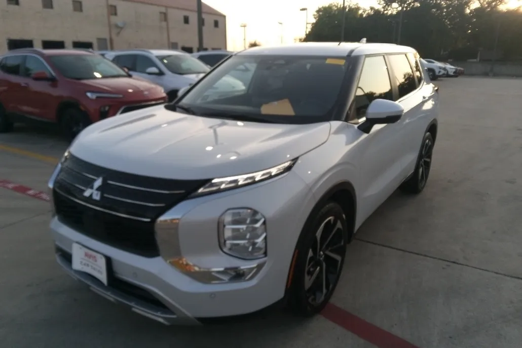 2024 Mitsubishi Outlander SE photo 1