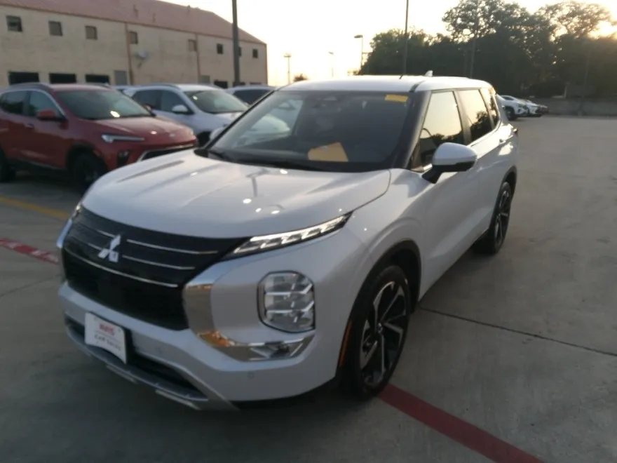 2024 Mitsubishi Outlander SE photo 1