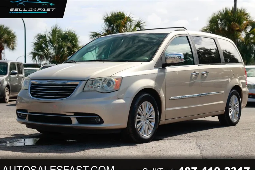2013 Chrysler Town & Country Limited photo 1