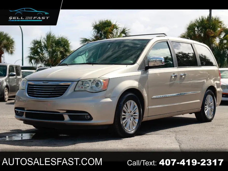 2013 Chrysler Town & Country Limited photo 1