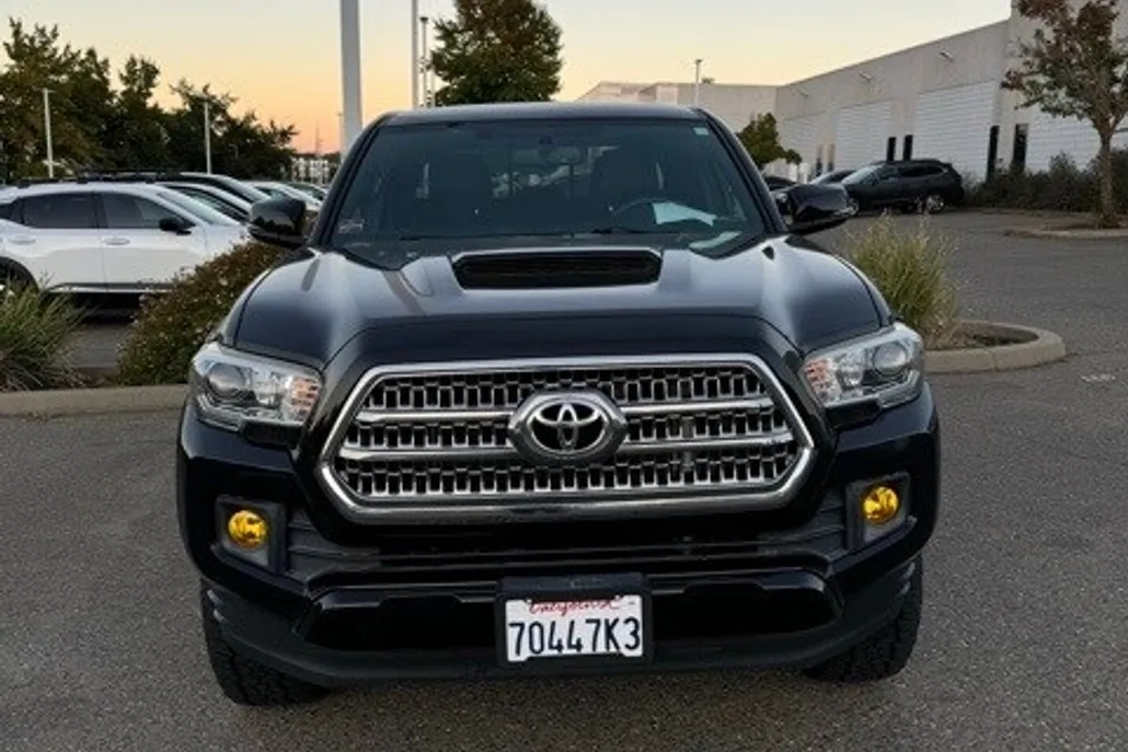 2017 Toyota Tacoma TRD Sport V6 photo 1