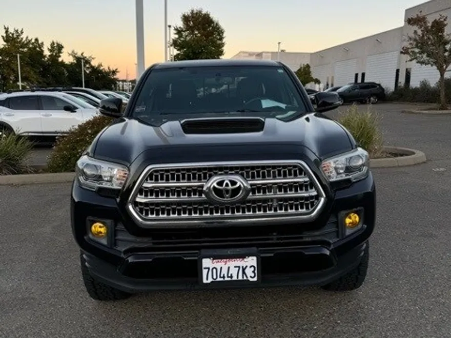 2017 Toyota Tacoma TRD Sport V6 photo 1