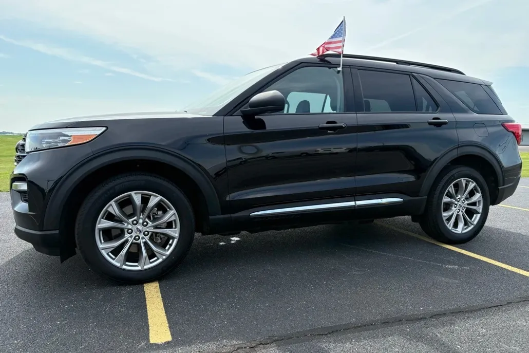 2022 Ford Explorer XLT photo 1