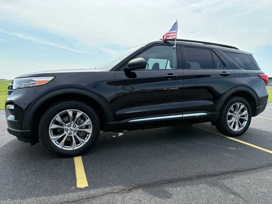 2022 Ford Explorer XLT photo 1