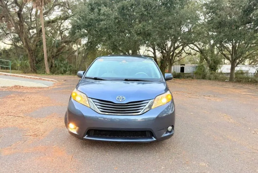 2013 Toyota Sienna XLE photo 1