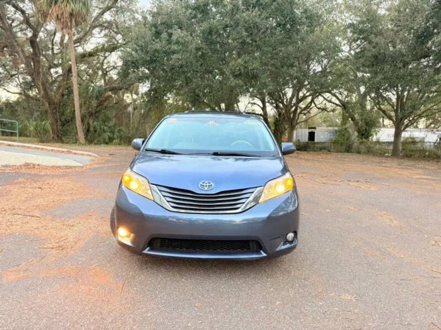 2013 Toyota Sienna XLE photo 1