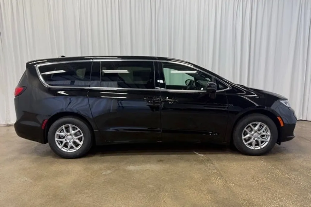 2026 Chrysler Pacifica photo 1