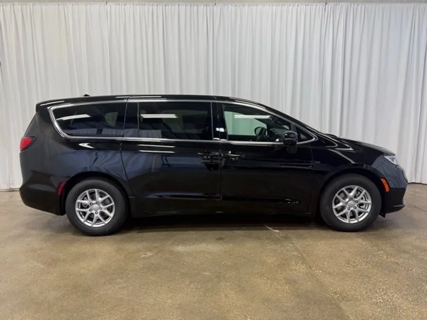 2026 Chrysler Pacifica photo 1
