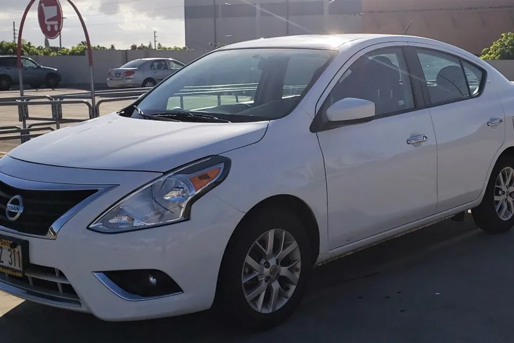 2018 Nissan Versa SV photo 1