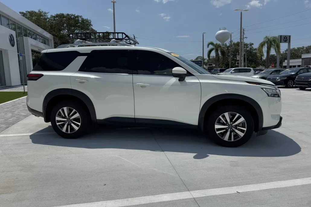 2024 Nissan Pathfinder SL photo 1