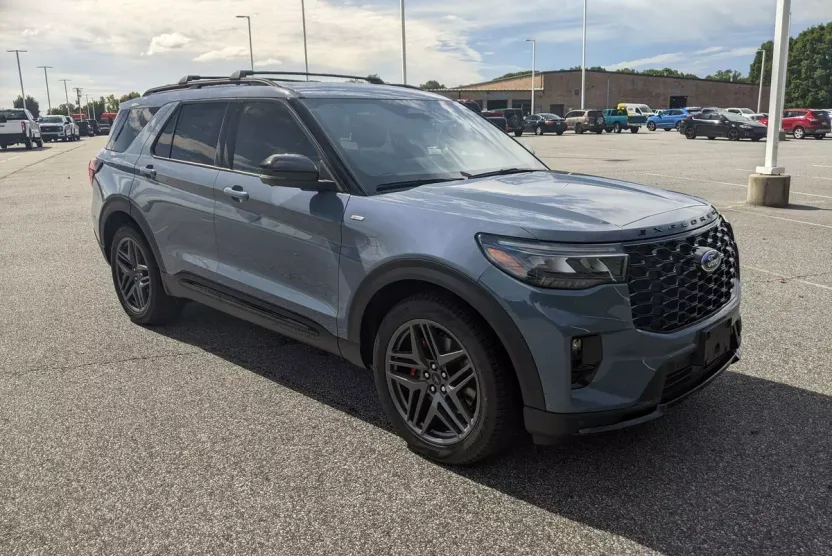 2025 Ford Explorer ST-Line photo 1
