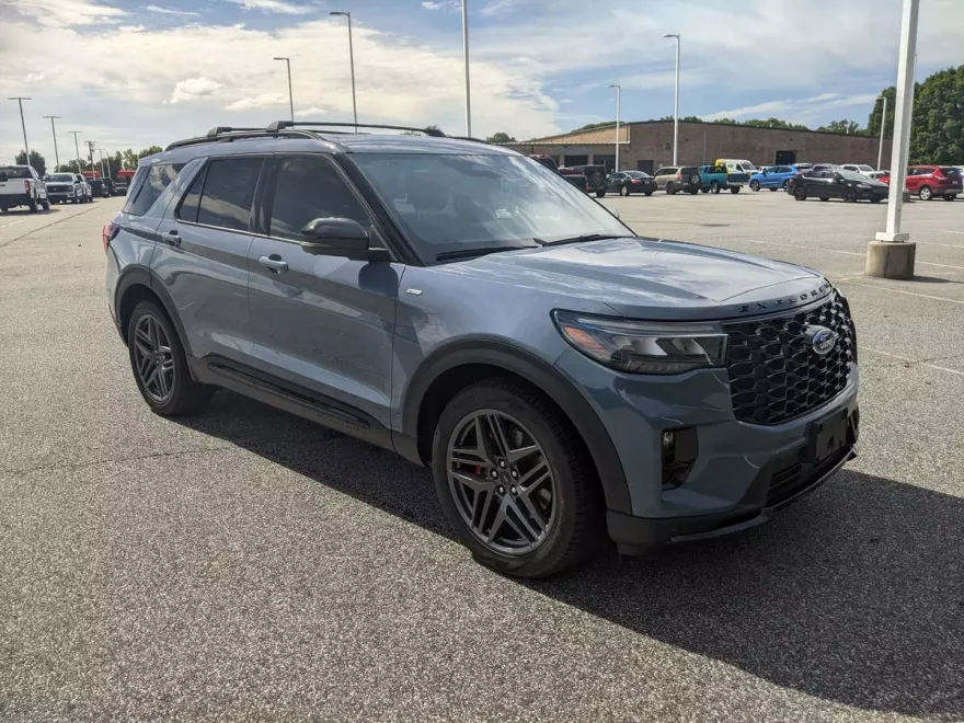 2025 Ford Explorer ST-Line photo 1