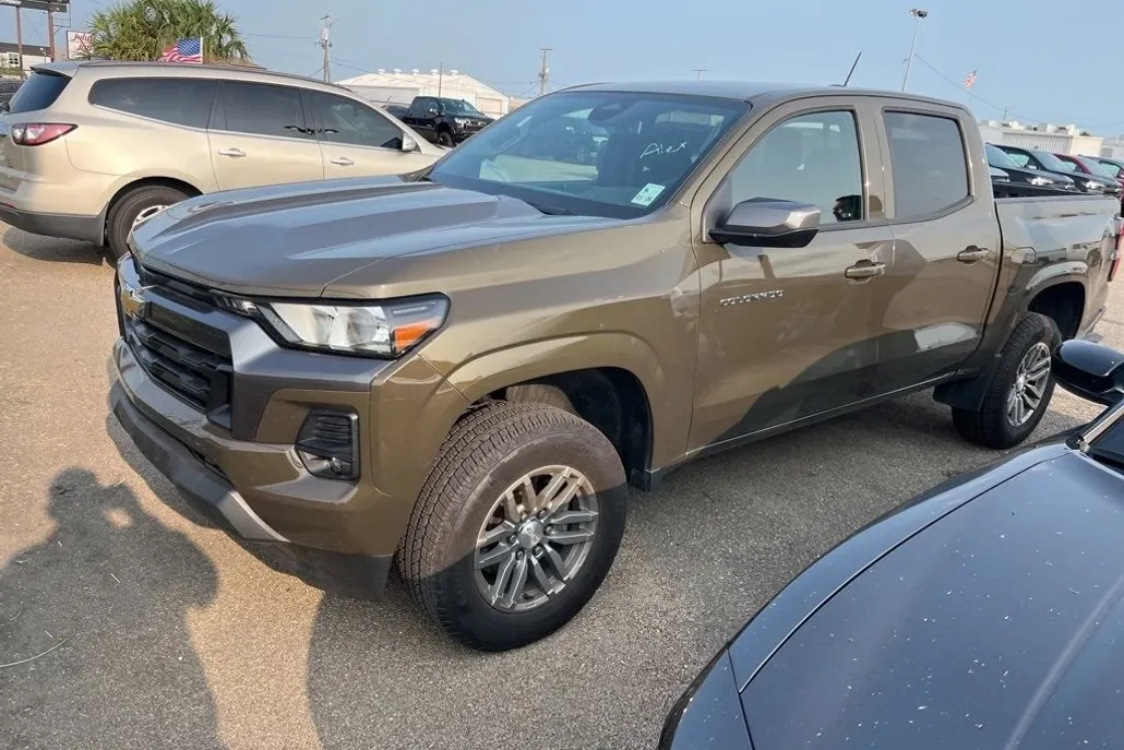 2024 Chevrolet Colorado LT photo 1