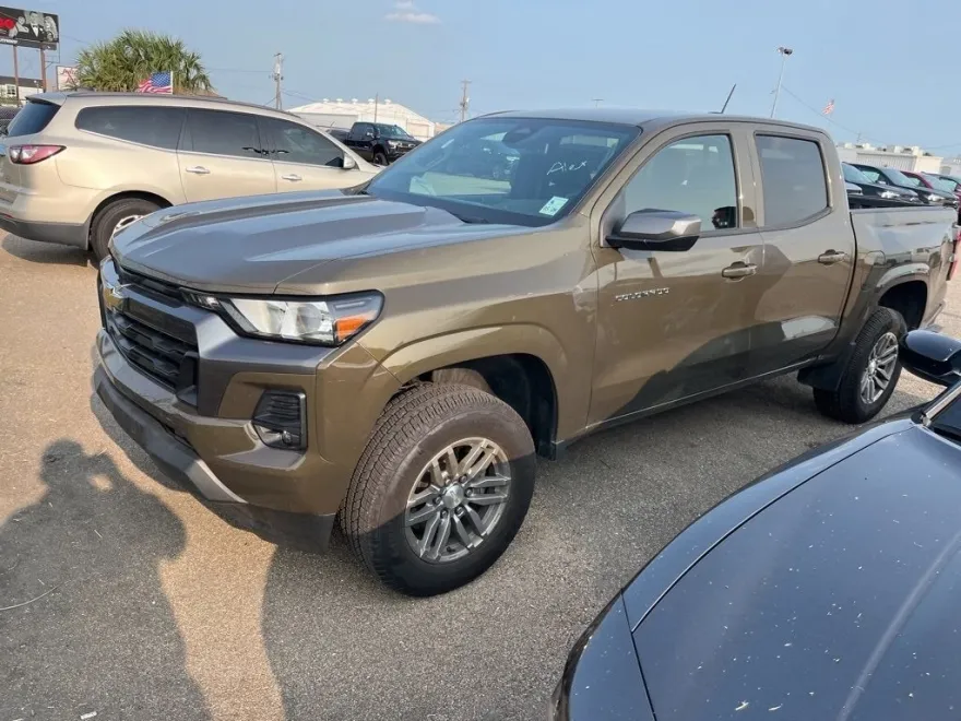 2024 Chevrolet Colorado LT photo 1
