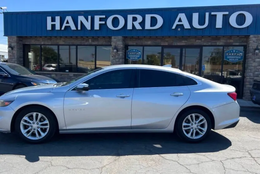 2017 Chevrolet Malibu 1LT photo 1