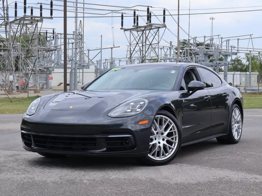 2018 Porsche Panamera 4 photo 1