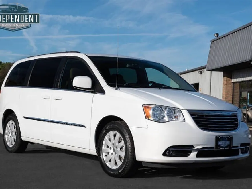 2014 Chrysler Town & Country Touring photo 1