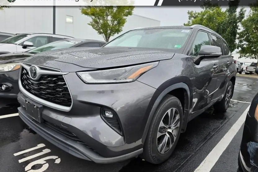 2021 Toyota Highlander XLE photo 1