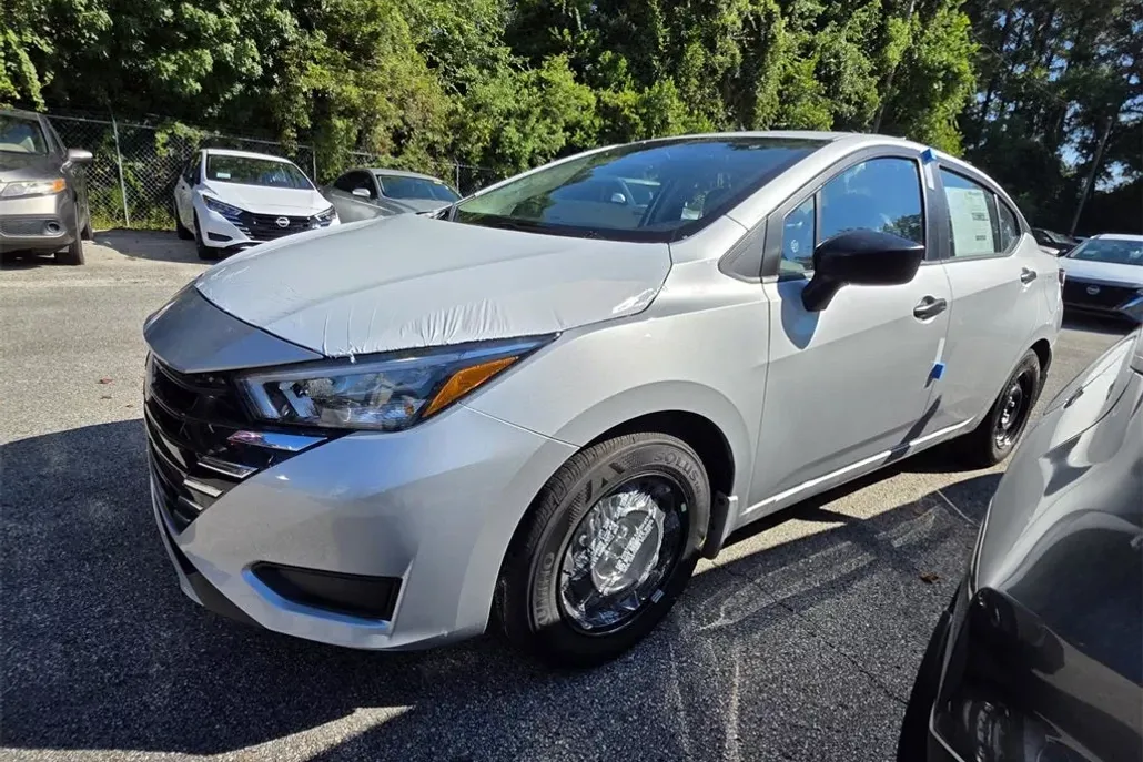 2025 Nissan Versa 1.6 S photo 1