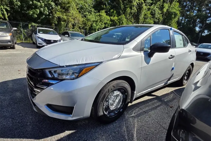2025 Nissan Versa 1.6 S photo 1