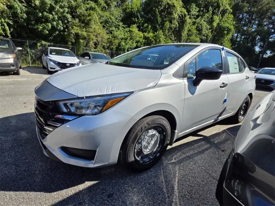 2025 Nissan Versa 1.6 S photo 1