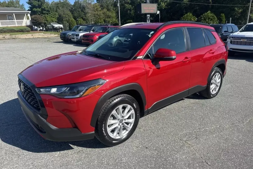 2023 Toyota Corolla Cross LE photo 1