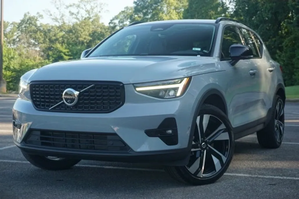 2025 Volvo XC40 Plus photo 1