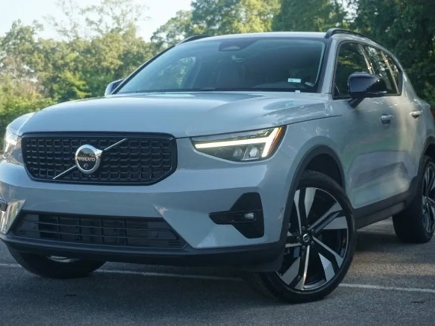 2025 Volvo XC40 Plus photo 1