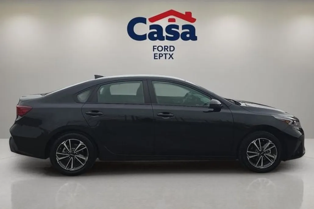 2023 Kia Forte LXS photo 1