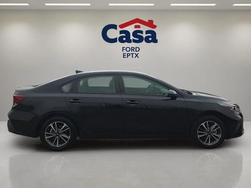 2023 Kia Forte LXS photo 1
