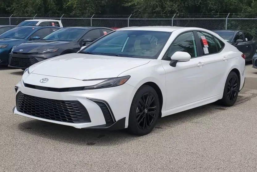 2025 Toyota Camry SE photo 1