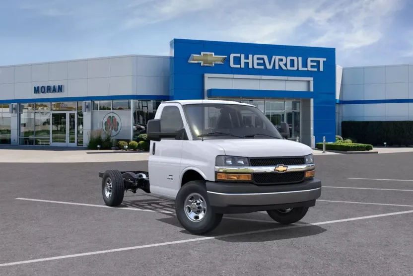2025 Chevrolet Express Cutaway 3500 photo 1