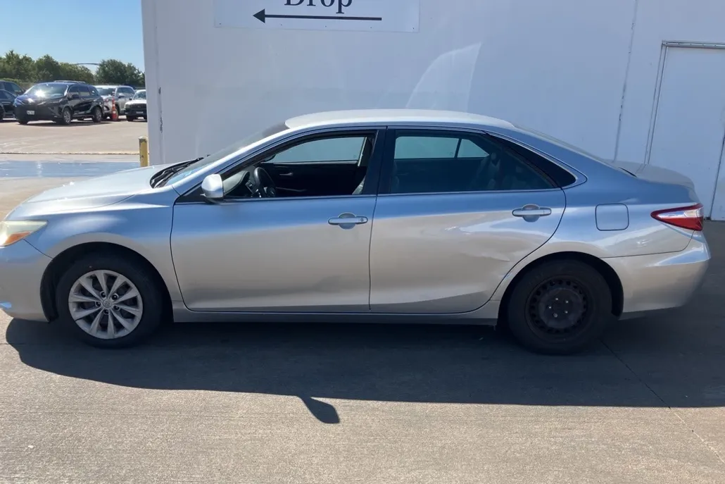 2015 Toyota Camry SE photo 1