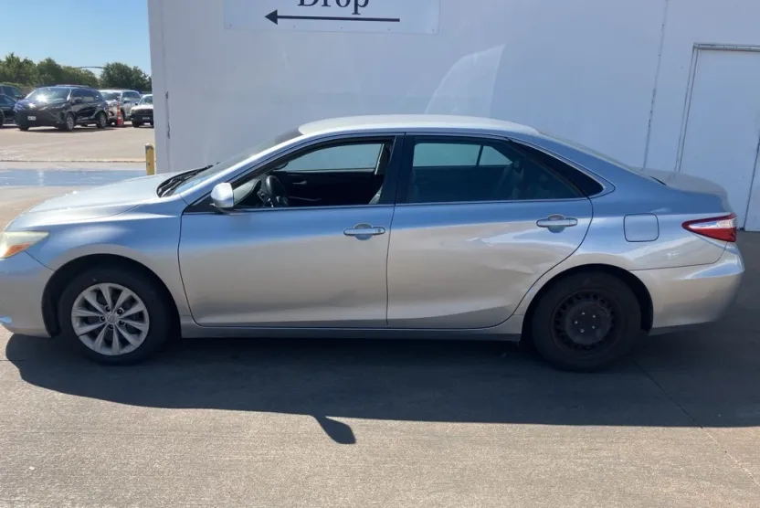 2015 Toyota Camry SE photo 1