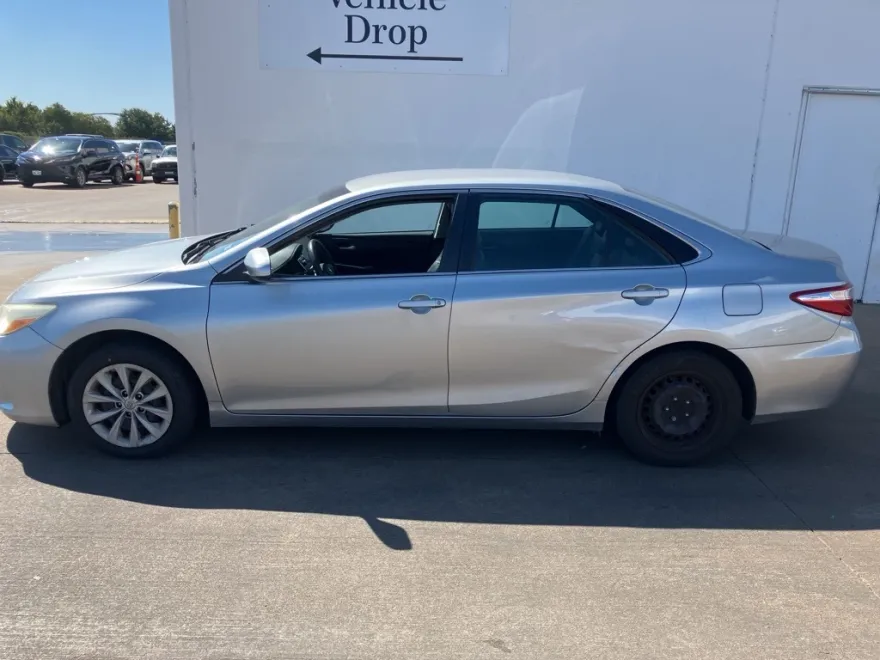 2015 Toyota Camry SE photo 1