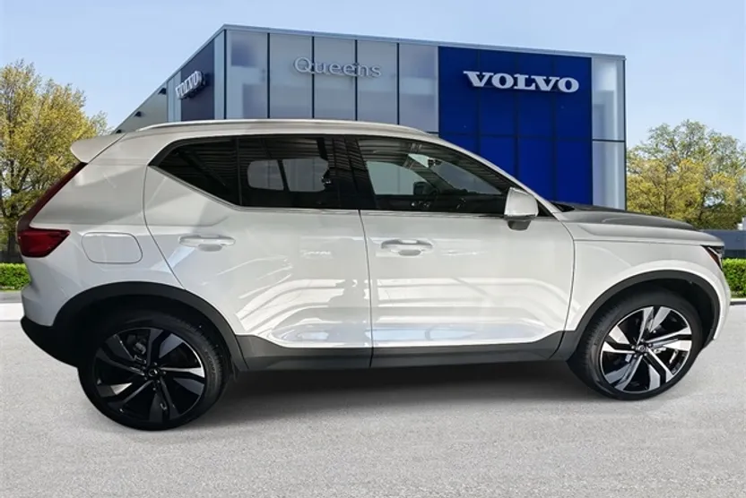 2025 Volvo XC40 Plus photo 1