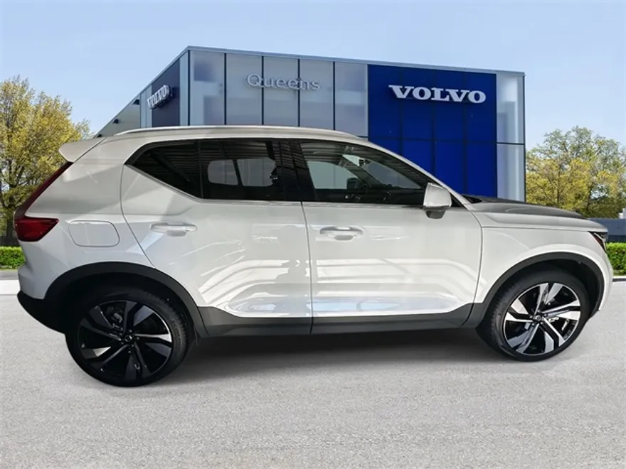 2025 Volvo XC40 Plus photo 1