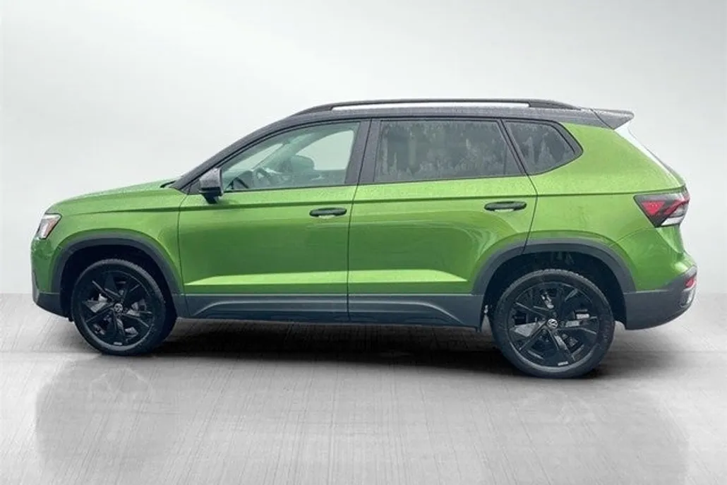 2025 Volkswagen Taos SE photo 1