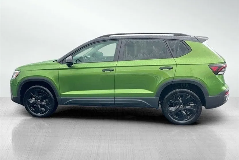 2025 Volkswagen Taos SE photo 1