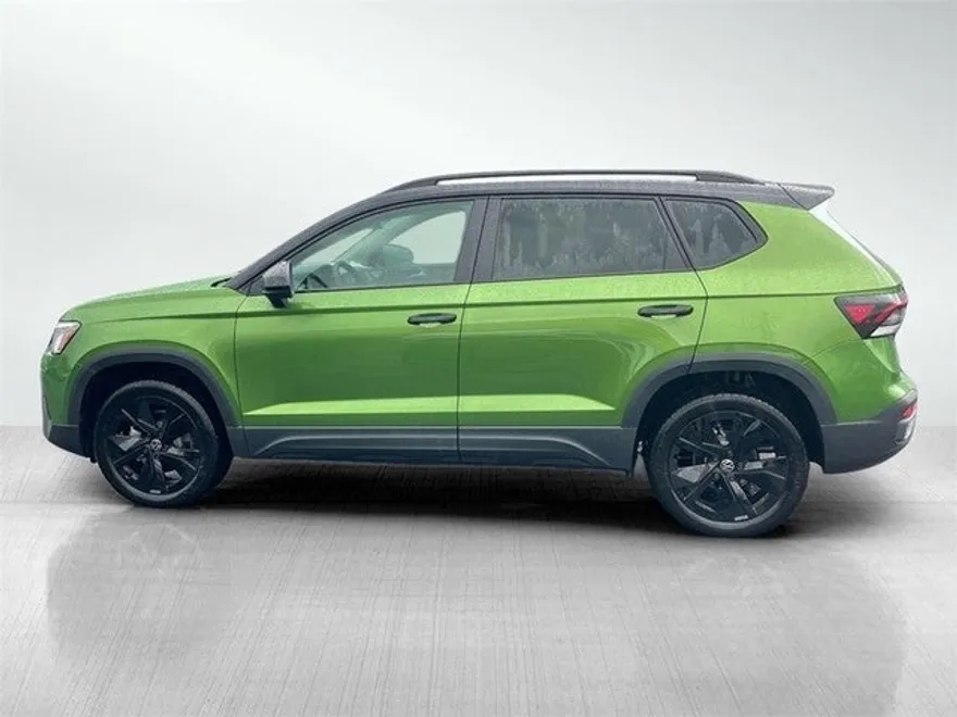 2025 Volkswagen Taos SE photo 1