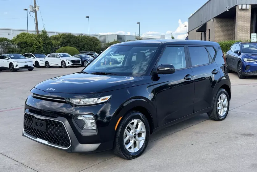 2022 Kia Soul LX photo 1
