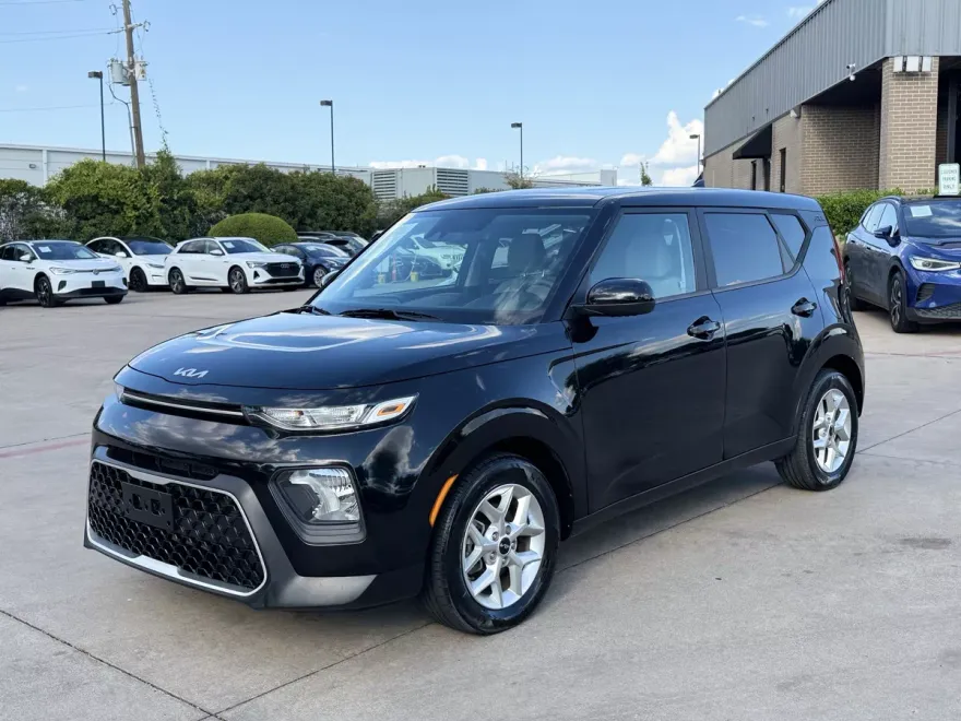 2022 Kia Soul LX photo 1