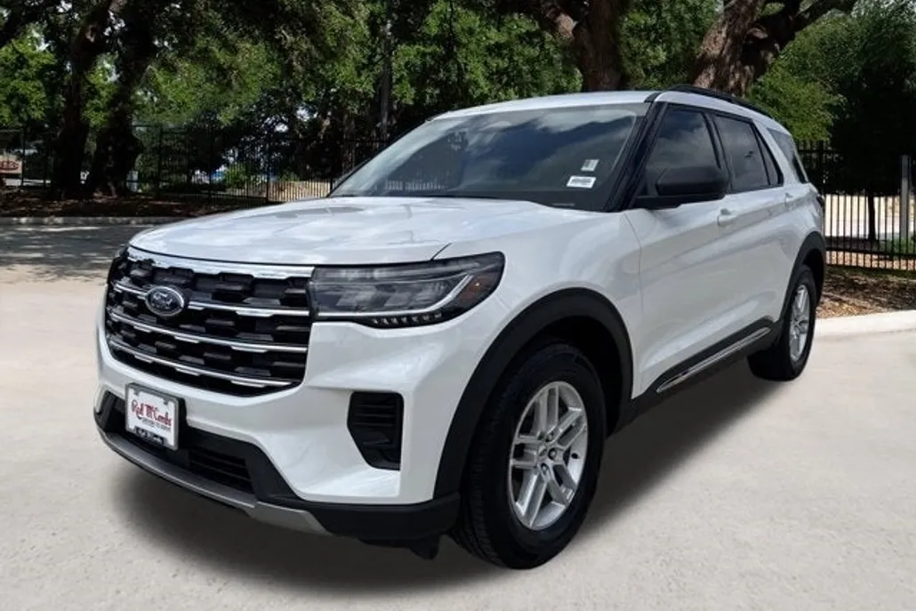 2025 Ford Explorer photo 1