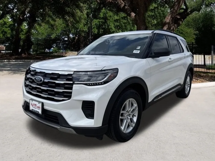 2025 Ford Explorer photo 1