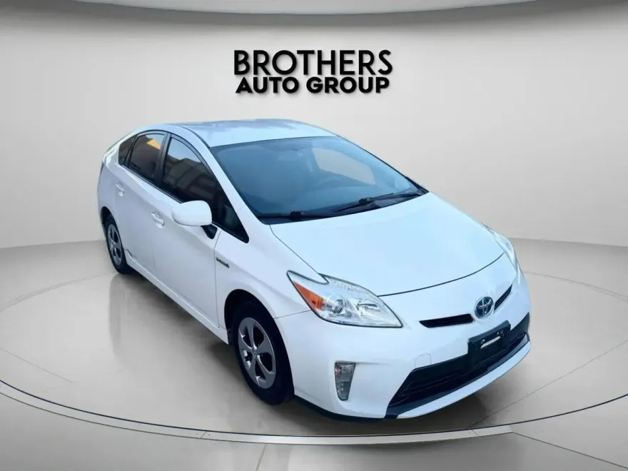 2012 Toyota Prius Four photo 1