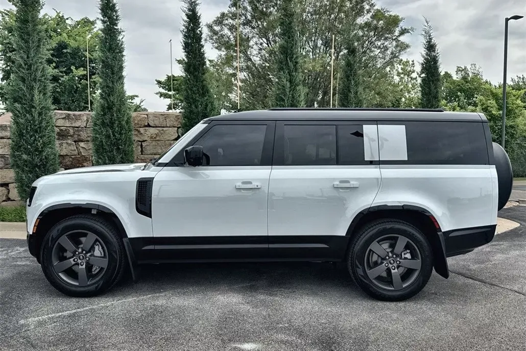 2025 Land Rover Defender 130 X-Dynamic SE photo 1