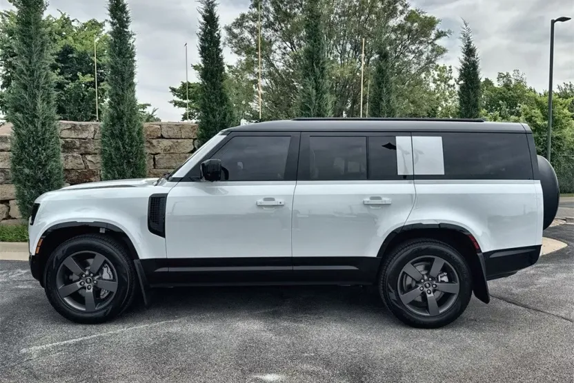 2025 Land Rover Defender 130 X-Dynamic SE photo 1